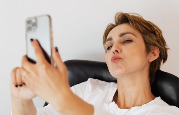 Moartea „boticului” și renașterea din haos: de ce saturația de clișee ne-a făcut să căutăm „urâtul” autentic